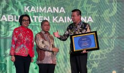 Perdana Kaimana Raih Adipura, Bupati Freddy Thie Buka Rahasia Suksesnya - JPNN.com