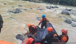 Ribut dengan Suami, IRT Nekat Terjun ke Sungai - JPNN.com