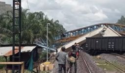 Crane Proyek Girder Flyover Bantaian Ambruk, Timpa KA Babaranjang - JPNN.com