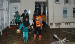 Puluhan Brimob Dikerahkan Untuk Bantu Penanganan Banjir di Kendari - JPNN.com