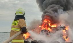 1 Kapal Pesiar Terbakar di Perairan Kepulauan Seribu - JPNN.com