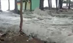 Pesisir Pantai Palabuhanratu Sukabumi Diterjang Banjir Rob, Ratusan Warga Terdampak - JPNN.com