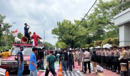 Aksi di PTUN dan MA, Massa KMUP Bakar Ban Minta Awasi Gugatan PT SKB - JPNN.com
