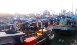 Badai dan Gelombang Tinggi, Nelayan Tradisional Lebak Sudah Sepekan Tak Melaut - JPNN.com