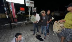 Dua Lelaki Ini Disergap Polisi di Pinggir Jalan, Isi Tasnya Mengejutkan - JPNN.com