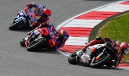 Lihat Cara Marquez Menyalip Martin di Lap Terakhir Sprint MotoGP Portugal, Nakal - JPNN.com