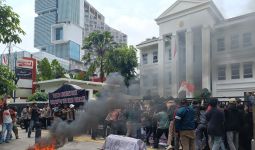 Demo di PTTUN Memanas, Massa Minta Hakim Tak Masuk Angin Menyidangkan Sengketa di Murutara - JPNN.com
