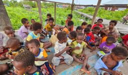 Penuhi Gizi Anak-Anak Papua dengan Berbagi Telur Rebus Hingga Wafer - JPNN.com