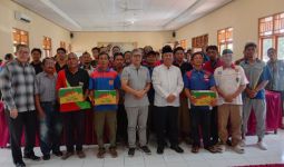 Honorer Penjaga Sekolah Dapat Bingkisan Lebaran dari Pramuka, Tunggu Diangkat ASN - JPNN.com