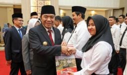 Serahkan SK PPPK Bagi 489 Guru di Banten, Al Muktabar Sampaikan Pesan Ini - JPNN.com