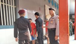 Geledah Kamar Hunian Warga Binaan Rutan Situbondo, Petugas Gabungan Temukan Barang Berbahaya - JPNN.com