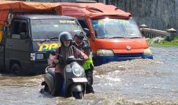 Arus Mudik di Jalur Pantura Kaligawe Semarang Terganggu Banjir - JPNN.com