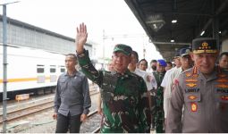 Panglima TNI Tinjau Puncak Arus Mudik di Stasiun Pasar Senen, Begini Pesannya - JPNN.com