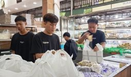 Penjual Pempek di Palembang Raup Berkah Mudik Lebaran, Banyak Pesanan Untuk Oleh-Oleh - JPNN.com