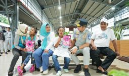 Jasa Raharja Berangkatkan Disabilitas Mudik Gratis Naik Kereta Api dari Stasiun Senen - JPNN.com