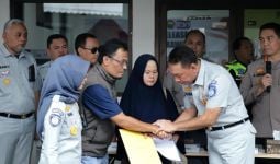 Jasa Raharja Serahkan Santunan Kepada Ahli Waris Korban Laka Km 58 yang Teridentifikasi - JPNN.com