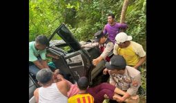 Minibus Pengangkut Pengantin Masuk Jurang di Trenggalek, 1 Orang Tewas - JPNN.com