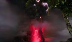 Potret Gunung Ruang Erupsi, Muntahkan Abu Vulkanik Setinggi 3 Kilometer - JPNN.com