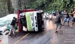 Truk Kecelakaan di Jalur Jember-Banyuwangi, Macet Sampai 4 Kilometer - JPNN.com