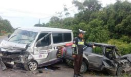 Kronologi Kecelakaan di Trans Kalimantan yang Menewaskan Penumpang Sedan Ford Laser - JPNN.com