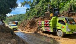BPBD Sulbar: Longsor Tutup Jalan Trans Sulawesi di Mamuju Tengah - JPNN.com