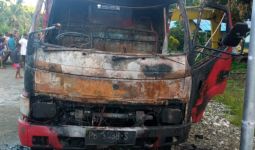 Ekskavator dan Truk Proyek Dibakar OTK di Yapen, LIhat - JPNN.com