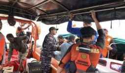 Dihantam Gelombang, Kapal Bermuatan Sembako Tenggelam di Perairan Kepulauan Meranti - JPNN.com