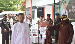 Pelaku Pelecehan Seksual Ini Diberi Hukuman Cambuk di Depan Umum - JPNN.com