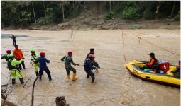 TNI AL Bersama Tim SAR Gabungan Evakuasi Warga Desa Kadundung dan Saronda Terdampak Banjir - JPNN.com