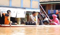 Polres OKU Distribusikan Sembako Bantuan Kapolda Sumsel untuk Warga Terdampak Banjir - JPNN.com