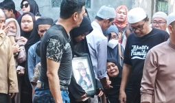 Tangisan Istri dan Anak Mengiringi Pemakaman Jhonny Iskandar - JPNN.com