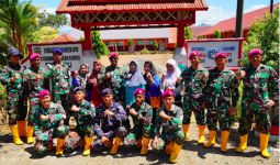 Prajurit TNI AL Bersihkan Sekolah Terdampak Banjir di Luwu - JPNN.com