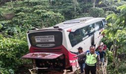 Bus Masuk Jurang di Lampung Barat, 1 Orang Luka Ringan - JPNN.com