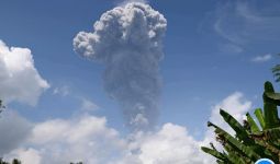 Gunung Ibu Erupsi Lagi, Lontarkan Abu Vulkanik Setinggi 5.000 Meter - JPNN.com