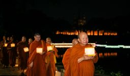 Menuju Perayaan Waisak: 40 Bhikkhu Thudong Jalan Kaki dari TMII Menuju Candi Borobudur - JPNN.com