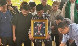 Selamat Jalan Prof Salim Said, Jenazah Dimakamkan di Liang Kubur Sang Ibu - JPNN.com