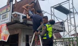 Aksi Heroik Polantas di Pekanbaru Selamatkan Buruh Tersengat Listrik Bertegangan Tinggi - JPNN.com