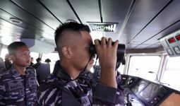 Kapal Perang Martadinata-331 Tembakkan Meriam 76 di Utara Laut Jawa - JPNN.com