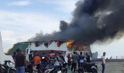 Kapal Penyeberangan Terbakar di Bengkalis, Diduga Gegara Arus Pendek - JPNN.com