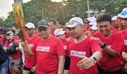 Bersama Kader PDI Perjuangan dan Pemuda, Hasto Bawa Obor Api Abadi ke Lokasi Rakernas V - JPNN.com