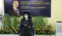 Soedjai Kartasasmita Terima Penghargaan Doktor Honoris Causa - JPNN.com