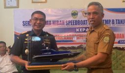 Berikan Manfaat, Bea Cukai Serahkan Satu Unit Speed Boat ke Pemkab Lingga - JPNN.com