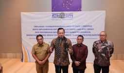 Menteri AHY Serahkan Sertifikat Tanah Elektronik Kepada Masyarakat Banten - JPNN.com