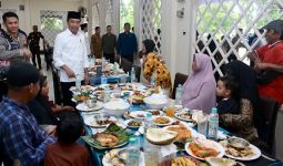 Momen Jokowi Salat Jumat & Makan Bersama Masyarakat Seusai Resmikan Tol di Riau - JPNN.com