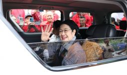 Menyapa Kader di Depan Kantor DPC PDIP Kabupaten Ende, Megawati Tampak Tersenyum - JPNN.com