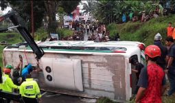 Bus Rombongan Wisata dari Sleman Terguling di Karanganyar - JPNN.com