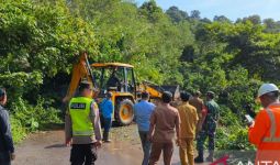 Polisi Kerahkan Alat Berat Pulihkan Akses Jalan Tertutup Longsor di Empat Lawang - JPNN.com