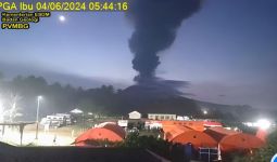 Gunung Ibu Erupsi, Awan Abu Vulkanik Membubung Setinggi Lima Kilometer - JPNN.com