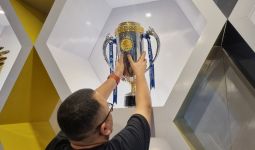 Trofi Liga 1 Dipajang di Persib Store, Bobotoh Bisa Belanja Sambil Berfoto - JPNN.com