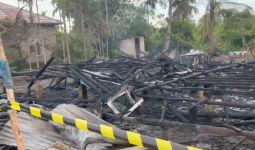 Nyalakan Lilin Saat Listrik Padam, Dua Rumah Semi Permanen Hangus Terbakar - JPNN.com